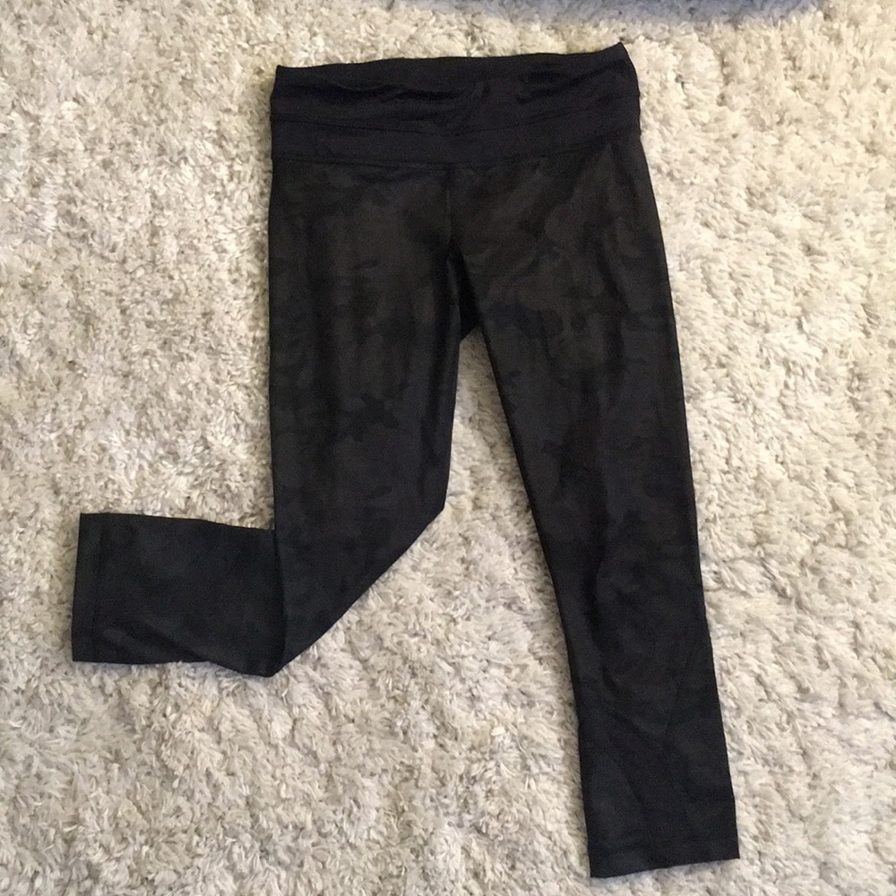 Lululemon Faint Camo cropped leggings